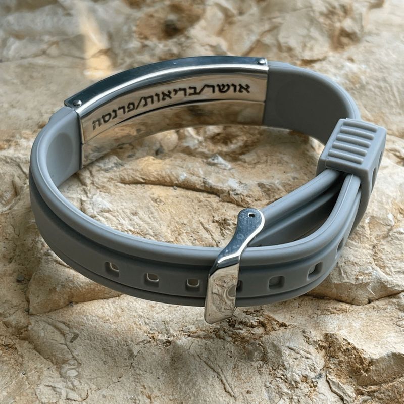 צמיד סיליקון עבה אפור בשילוב פלטה פלדת אל חלד כסופה לחריטה
