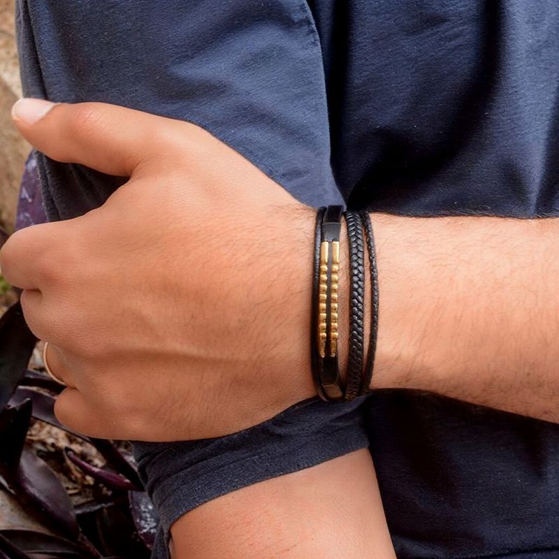 צמיד עור שחור עם פלטת חבלים מוזהבת