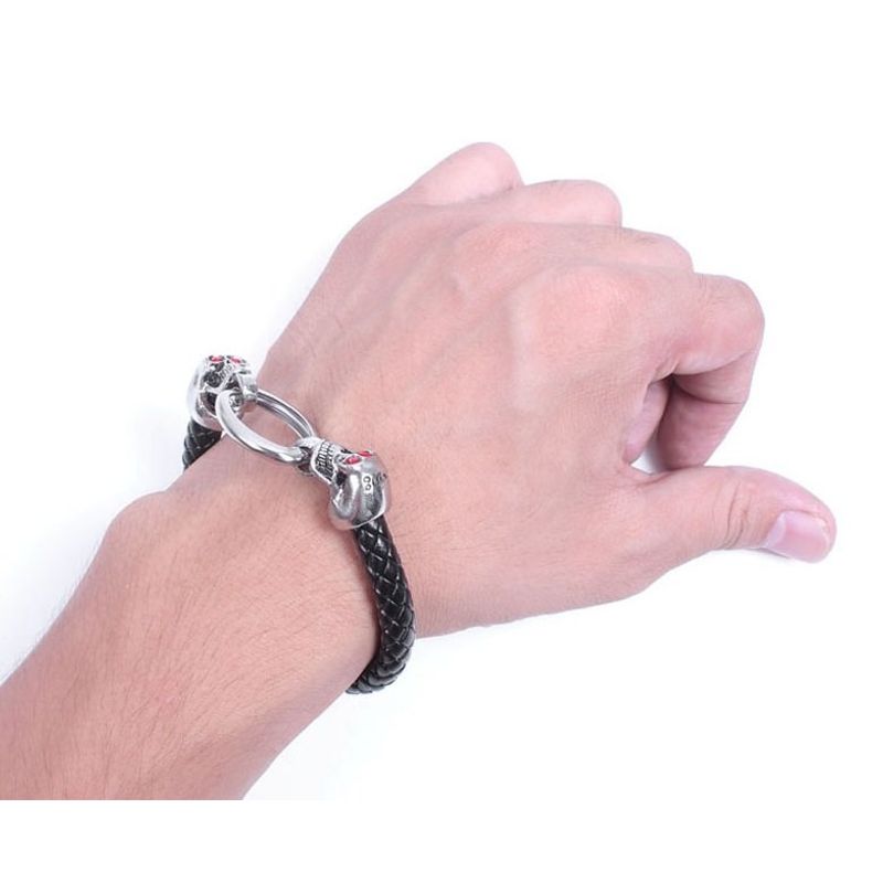 צמיד עור גולגולת משובץ אבן אדומה