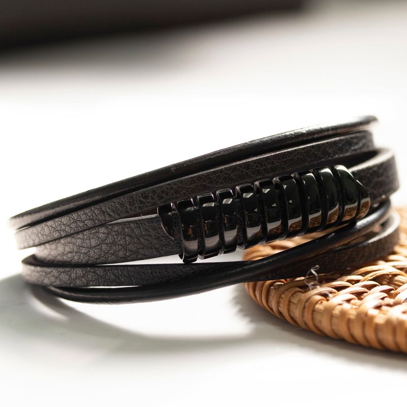 צמיד רצועות עור שחור עם סליל שחור